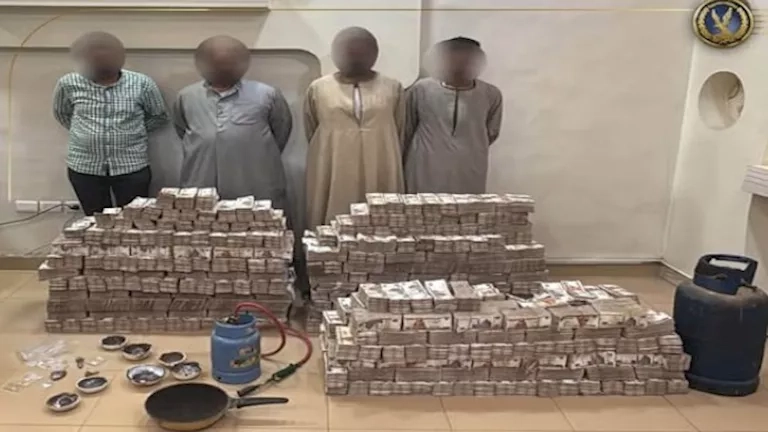كنز الجبل في قبضة الأمن.. 77 مليون جنيه وذهب خام مع 'دهابة أسوان'