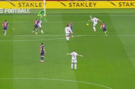 لماذا ألغى الحكم هدف رايو فايكانو أمام برشلونة؟ (فيديو)