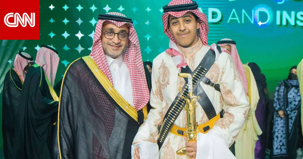 السعودية.. مدير مكتب محمد بن سلمان يثير تفاعلا بصور تخرج ابنه ضمن أول دفعة من مدارس مسك