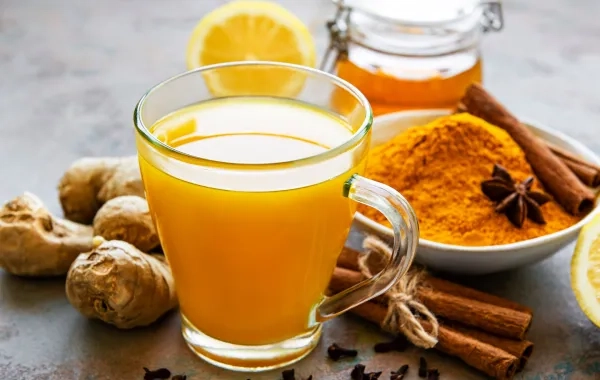 الزنجبيل والكركم.. كنزان طبيعيان في كل بيت.. تعرف على فوائدهما السحرية في تخفيف الآلام وتعزيز الصحة