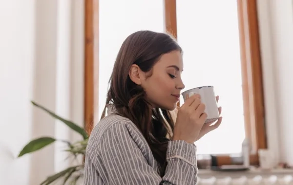 حارب احتباس السوائل بكوب دافئ.. مشروبات طبيعية مدرة للبول ونتائج مضمونة