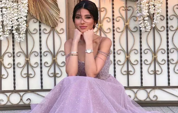 قبل أيام قليلة من الزفاف.. شاهدي سحر إطلالة #نارين_بيوتي في ليلة الحناء جمال يخطف الأنفاس