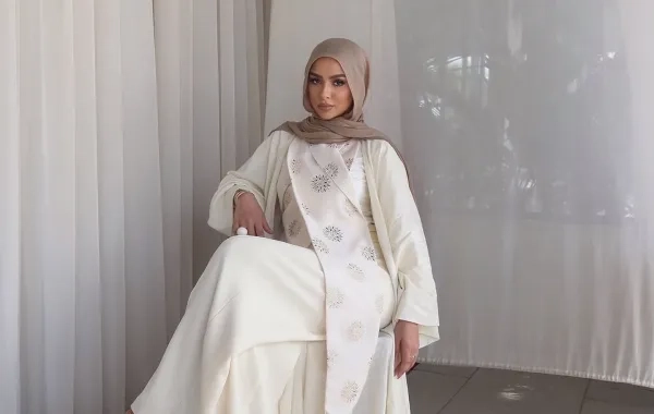 من وحي مدونات الموضة… إليكِ أسرار لفات الطرح المثالية للوجه البيضاوي