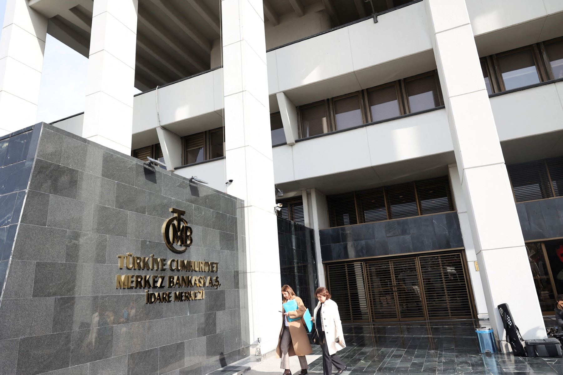 المركزي التركي يخفض معدل الفائدة 250 نقطة أساس إلى 42.5%