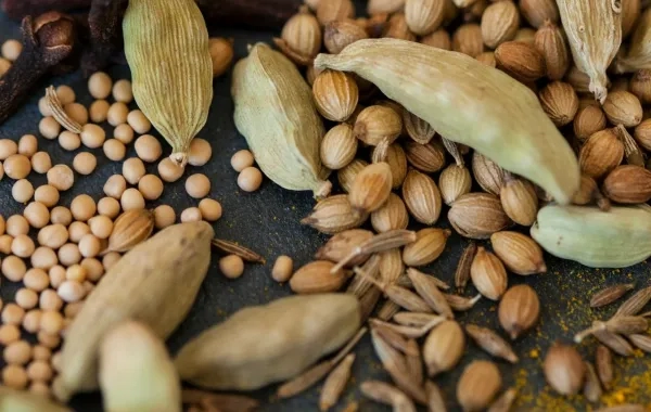 أضرار الهيل للنساء تستوجب الحذر من الكمية المُتناولة