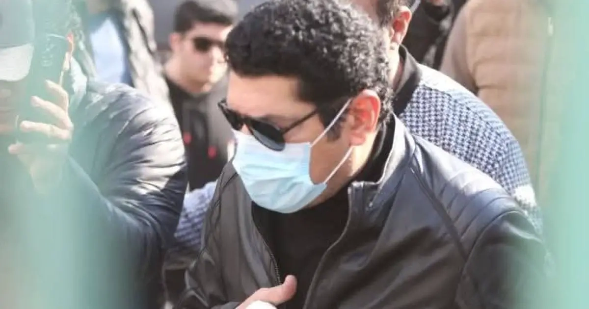 باسم سمرة ينعي والدته .. وأحمد السقا ومحمد لطفي وعدد من النجوم إلى جانبه