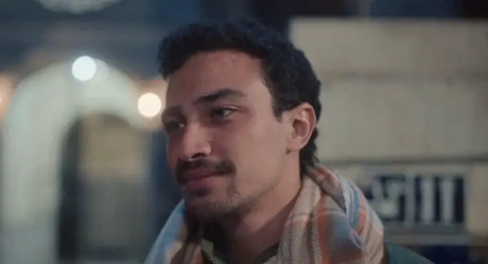 الحلقة 11 من مسلسل 'قهوة المحطة' – أحمد غزي يعيد مشهد محمود المليجي وأحمد زكي الشهير 'وعايزني أكسبها'