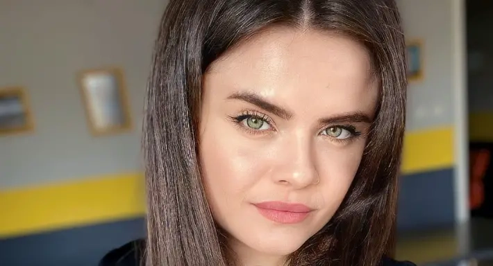 القبض على ممثلة تركية قتلت صديقتها بـ 30 طعنة ولا تتذكر الحادثة بسبب الكحول