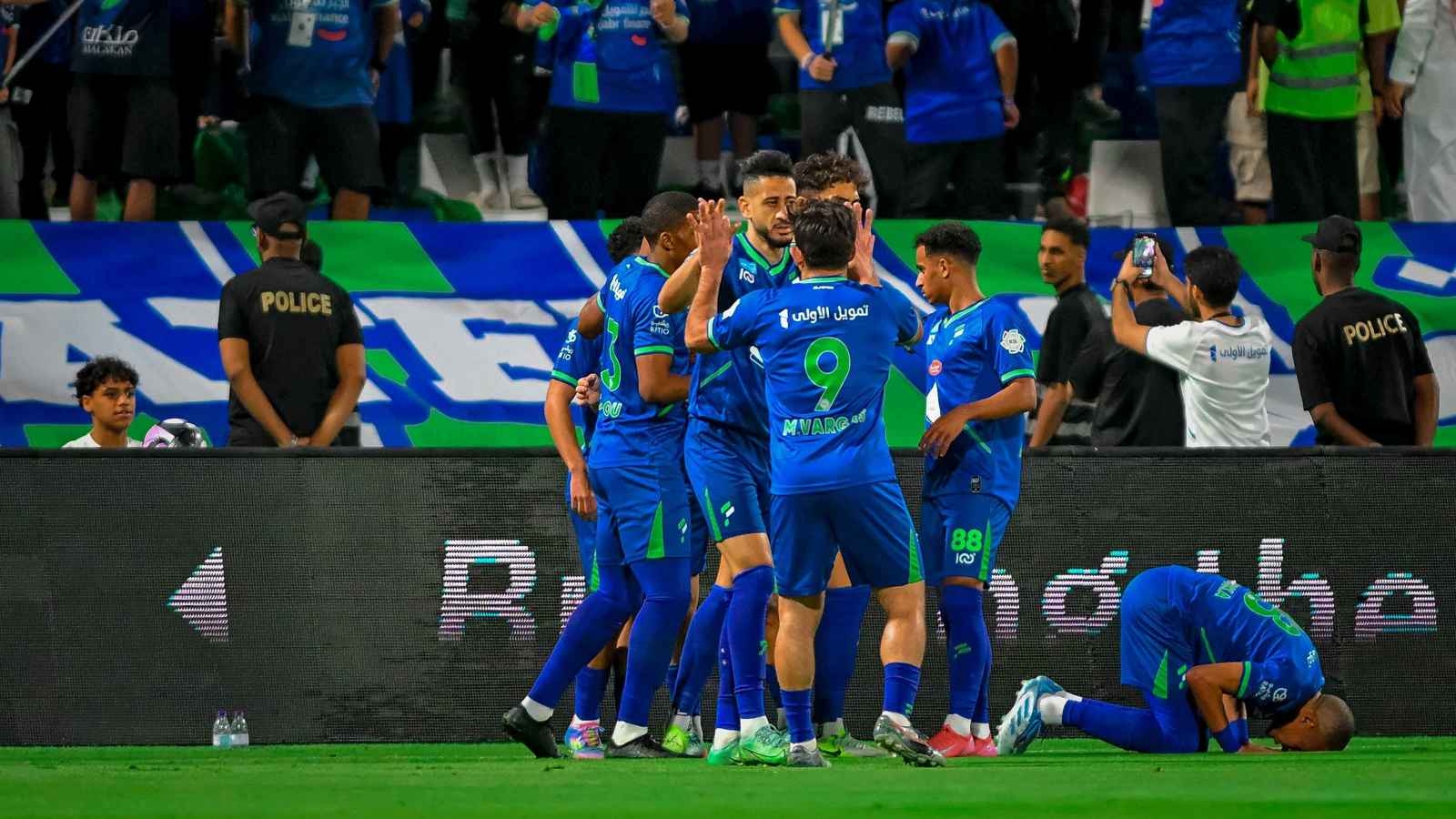الفتح يهزم الاتحاد يقدم هدية للهلال في صراع اللقب بالدوري السعودي (فيديو)