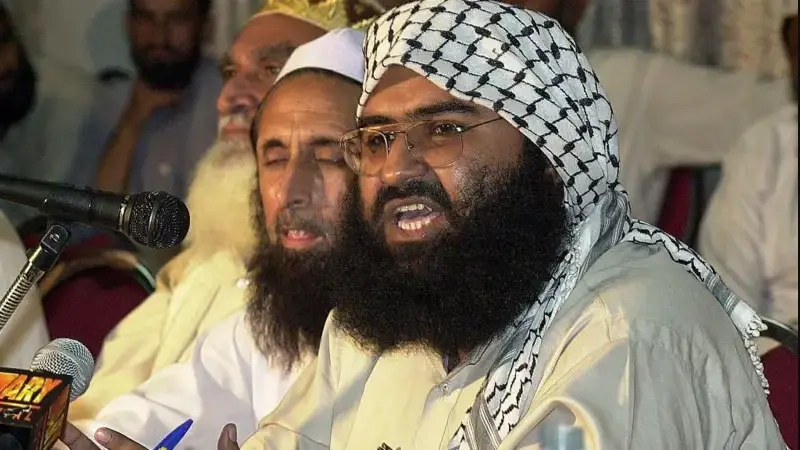 من هو مسعود أزهر، الرجُل الذي وضع الهند وباكستان على حافة الحرب؟