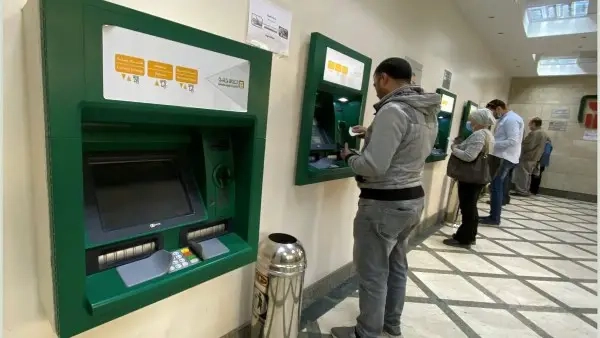 بعد قرار المركزي رسميًا.. حد السحب اليومي من البنوك وماكينات الـATM .. عاجل