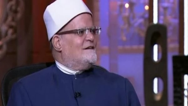 ما حكم من نسي التشهد الأوسط وقام للركعة الثالثة؟.. د. عطية لاشين يوضح