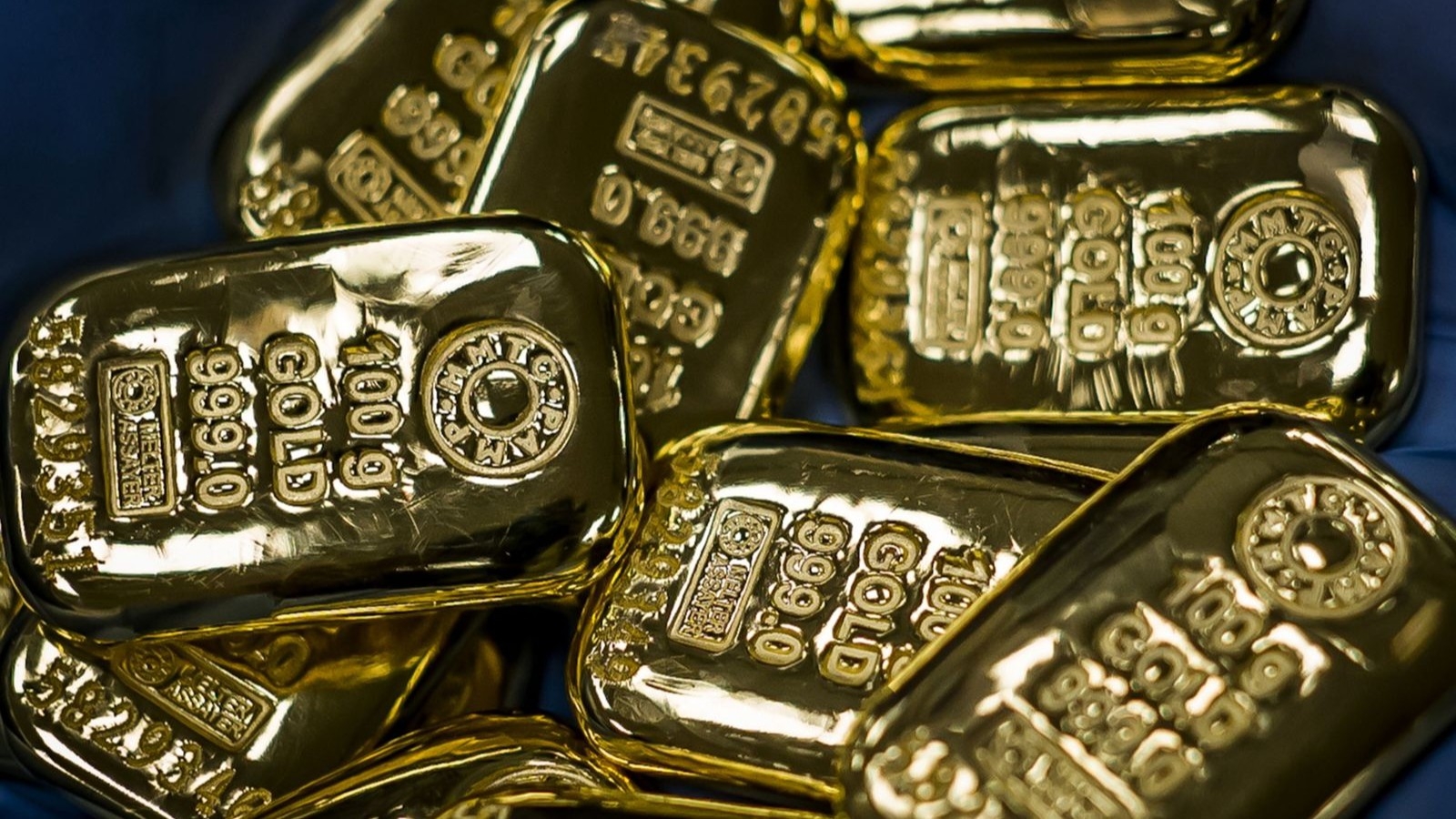 سعر الذهب يتراجع من أعلى مستوياته وسط جني الأرباح