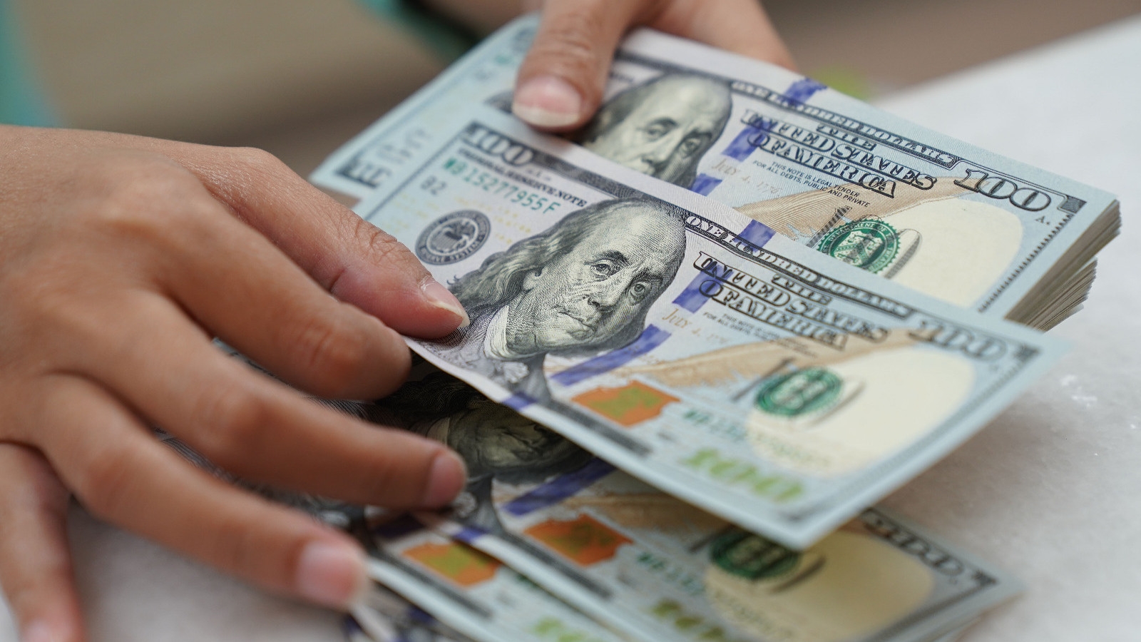 الدولار يخسر مكاسب فوز ترمب بسبب الرسوم الجمركية