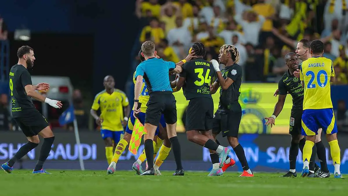 خالف بروتوكول الVAR.. خطأ كارثي لحكم مباراة النصر والاتحاد (فيديو)