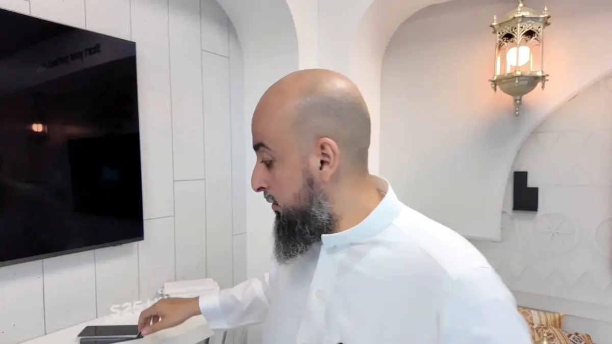 أول نظرة على Galaxy S25 Edge الجديد! أنحف جالكسي صنعته سامسونج على الإطلاق! نحيف، خفيف، ومع كذا مواصفاته تشيل الثقل! والمفاجأة؟. السوق السعودي من أوّل الأسواق اللي بينزل فيها الجهاز رسمياً! السعر: 4499 ريال. وخلال فترة الطلب المسبق: تاخذ نسخة 512GB بسعر 256GB من متجر سامسونج! لا تفوّت العرض