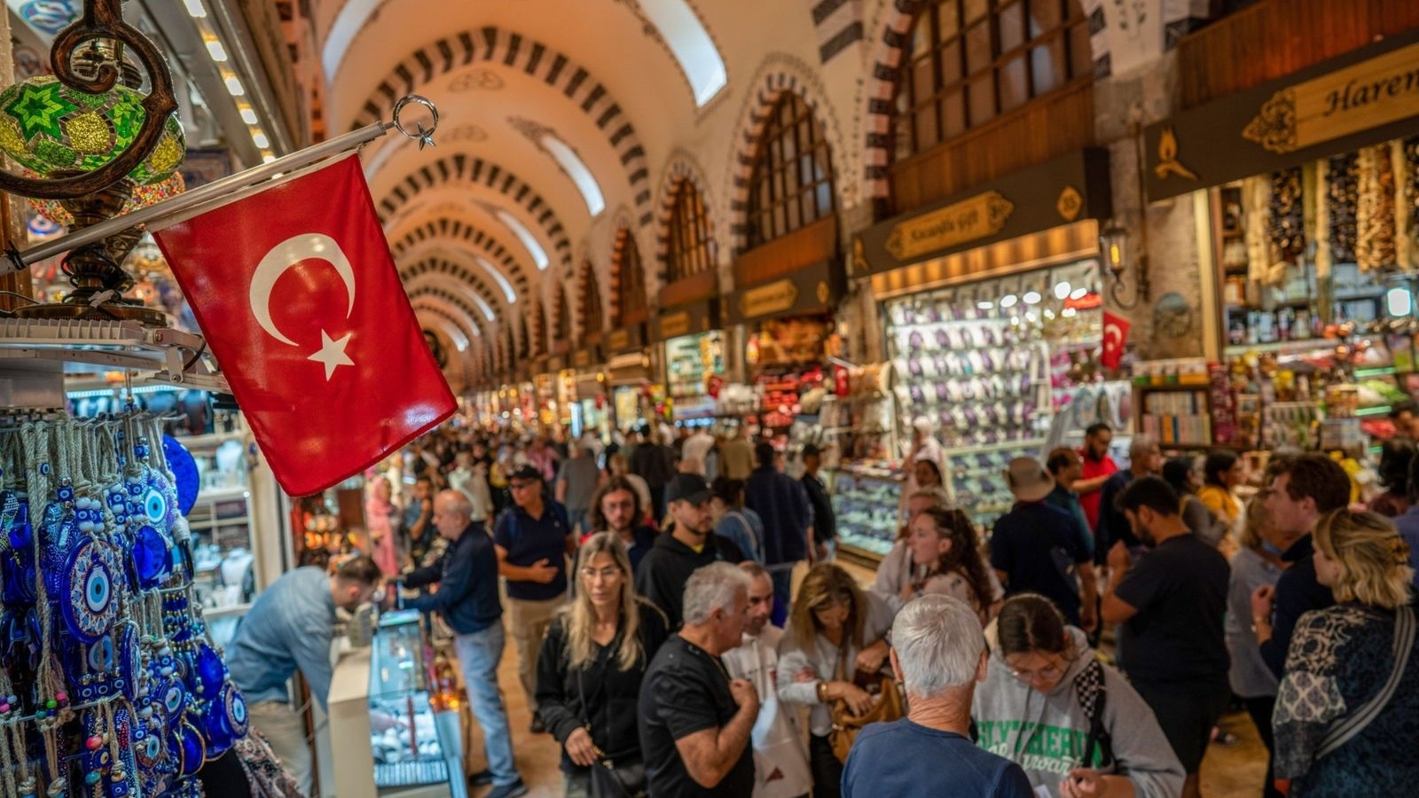 تركيا تفاجئ الأسواق برفع الفائدة إلى 46% لاحتواء اضطرابات الليرة