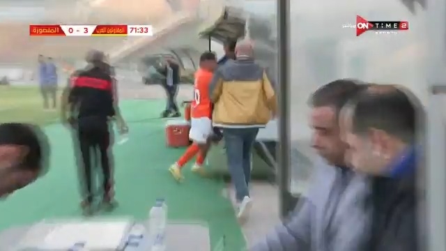 لاعب يضرب المدرب بسبب تغييره. لاعب المنصورة يفقد أعصابه ويعتدي على مدربه بسبب اعتراضه على تغييره خلال المباراة #كورة_بريك