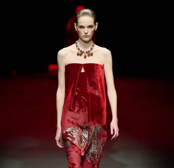 علامة روبرتو كافالي Roberto Cavalli لا تتخلى عن أسلوبها الماكسيمالي لموسم خريف وشتاء 2025
