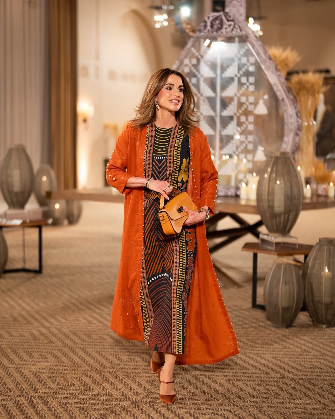 أحدثها إطلالة بالعباءة البرتقالية.. شاهدي أجمل الأزياء التي تألقت بها #الملكة_رانيا بالألوان القوية