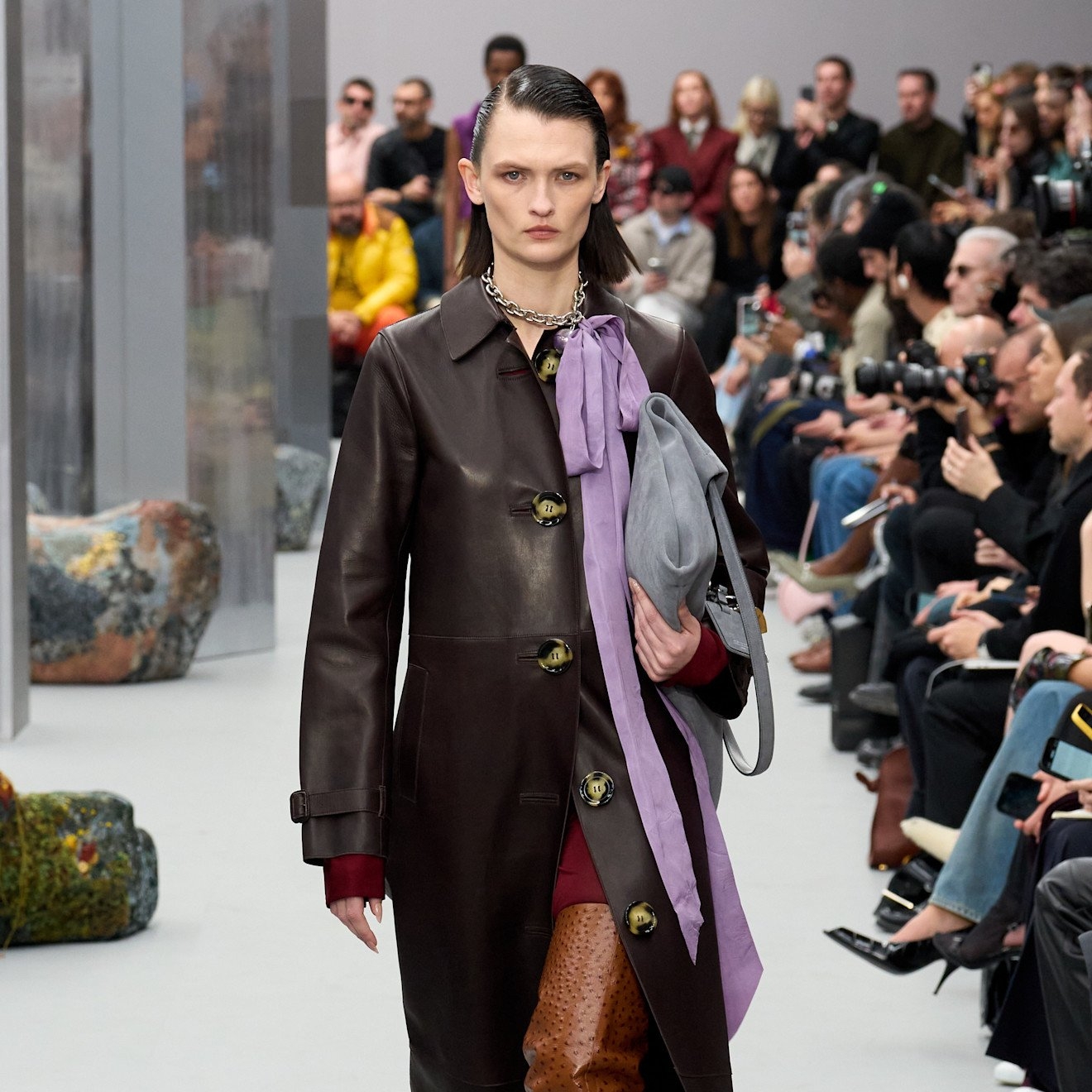 مزيج بين الجرأة والحرية في مجموعة Acne Studios لخريف وشتاء 2025 مباشرة من باريس