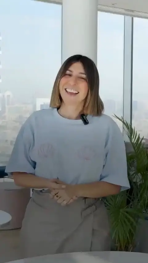 فن تنسيق وتحضير مائدة رمضانية مع ليا صفير مؤسسة علامة. By LéaSfeir. بأدوات مائدة وديكورات مفعمة بحيوية الألوان النابضة وتفاصيل تستحضر التراث والتقاليد من حاملات الشموع إلى الكاسات المزخرفة بمجسمات الهلال، وفوانيس رمضان الزجاجية، بينما استلهمت من مساجد أوزبكستان لون التركواز المميز لإضافة روح حيوية إلى المائدة. كل هذه التفاصيل تجمعها ليا صفير خلال دقائق فقط