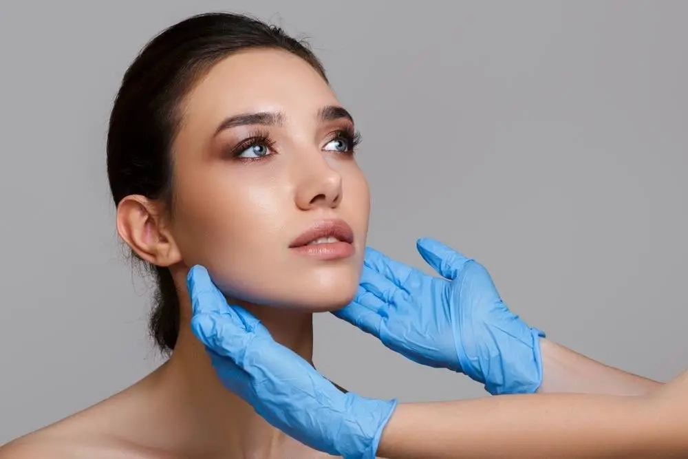 من البوتوكس إلى العمليات الجراحية الدقيقة.. إليك تقنيات آمنة لتجميل الوجه