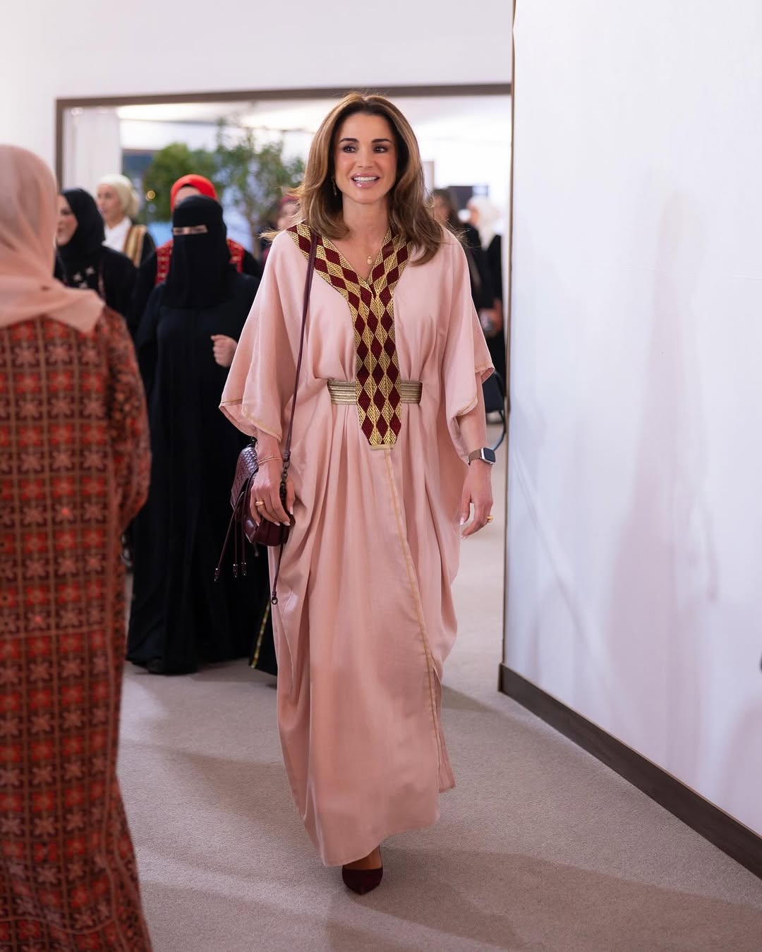 عصرية وأنيقة.. استوحي من #الملكة_رانيا_العبدالله إطلالتك ل #عيد_الفطر. للتفاصيل
