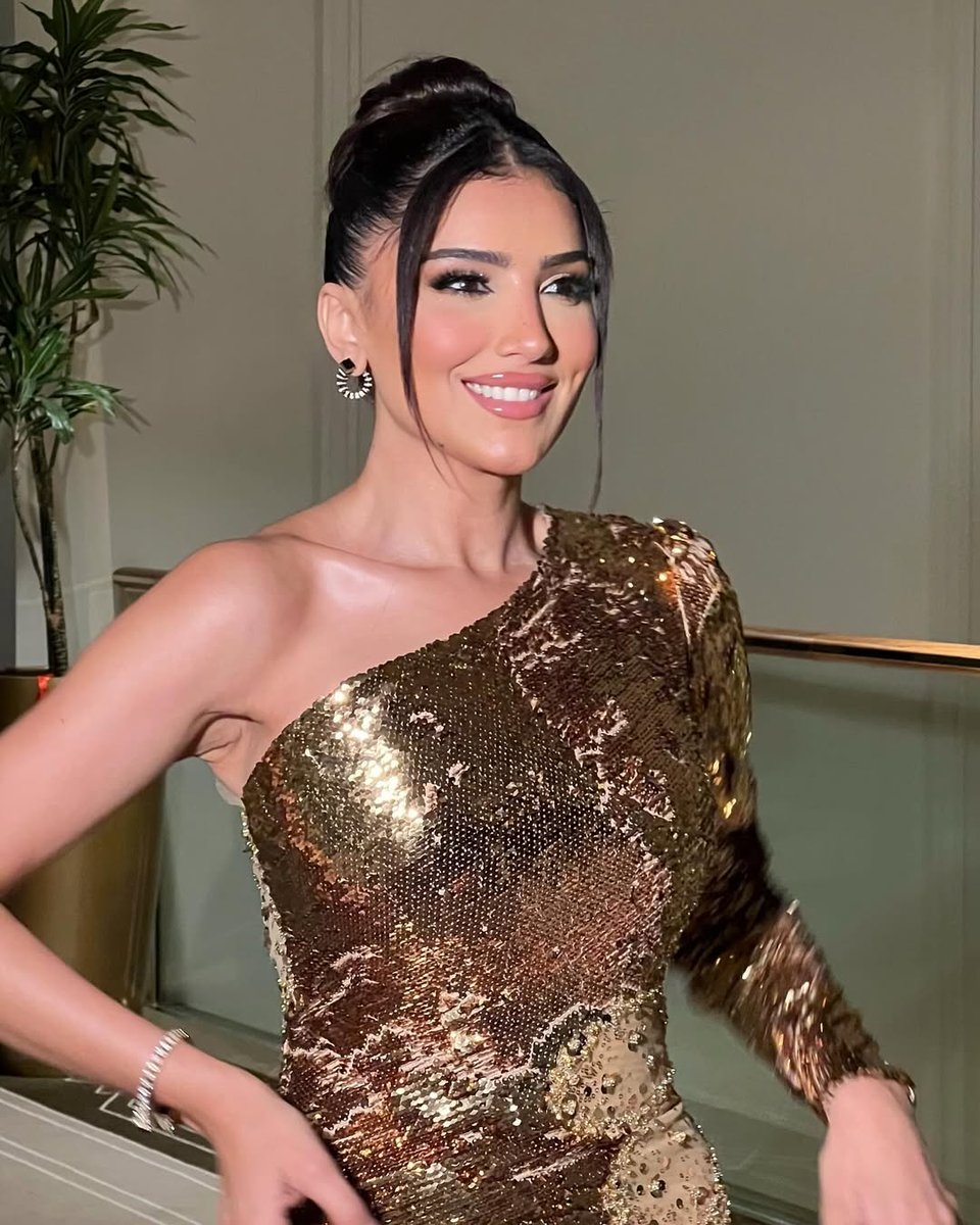 تُبهرنا النجمة #مي_عمر دائماً باختياراتها.. فشاهدي أفخم 10 إطلالات تزيّنت بها وألهمت عاشقات الموضة والمجوهرات