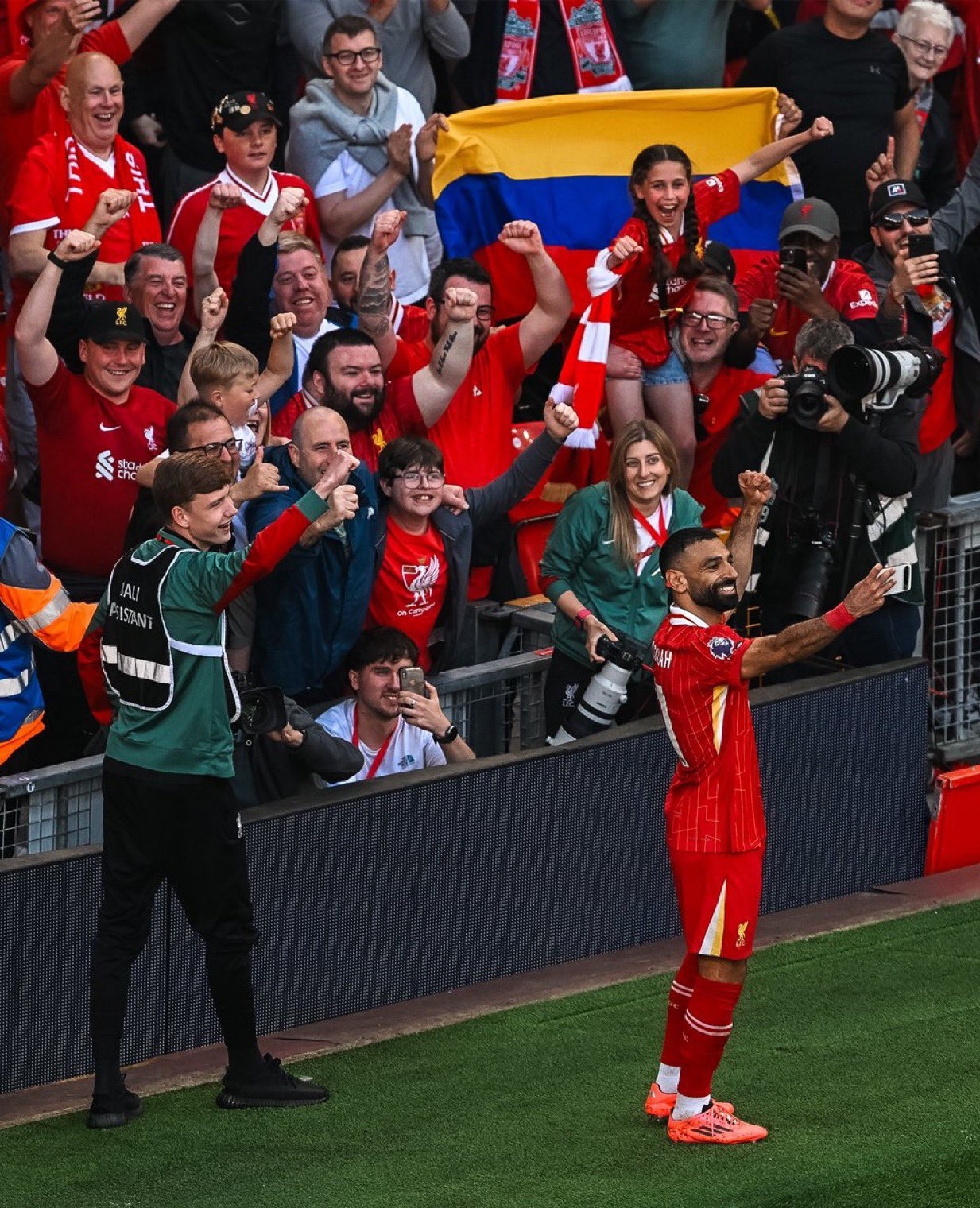 مفاجأة مدوية .. سر احتفال محمد صلاح بالتقاط سيلفي مع جماهير ليفربول؟