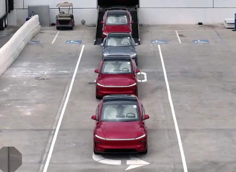 Tesla تبدأ أولى تجارب القيادة الذاتية الكاملة بدون إشراف بإضاءة محيطية متعددة الألوان