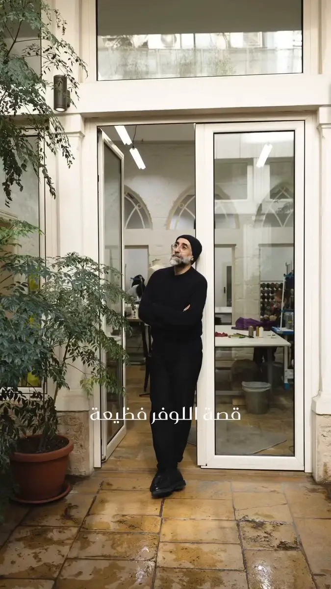 في الحلقة الرابعة من سلسلة. Designer Takeover،. يكشف المصمّم #ربيع_كيروز حصرياً ل هي عن لحظات استثنائية: فستان من تصميمه عُرض في متحف اللوفر بين أرقى التحف الفنية! بين التأثّر، الفخر، والتميّز… لحظات لن تُنسى يشاركنا إياها المصمّم بكل شغف.. في هذه الحلقة، نتعرّف أيضاً على كواليس الإعلان مع الخطوط الجوية الفرنسية، وقصة الفستان الأحمر من مجموعته لعام 2013.. ويحدّثنا ربيع عن المرأة التي يصمّم لها: امرأة جريئة لا تخاف، تعمل، لا تتبع الموضة بل تخلق أسلوبها الخاص تماماً كالممثلة الفرنسية Philippine Leroy-Beaulieu. التي ارتدت عدة تصاميم من توقيعه لتجسد شخصية سيلفي في مسلسل. Emily in Paris #مجلة_هي
