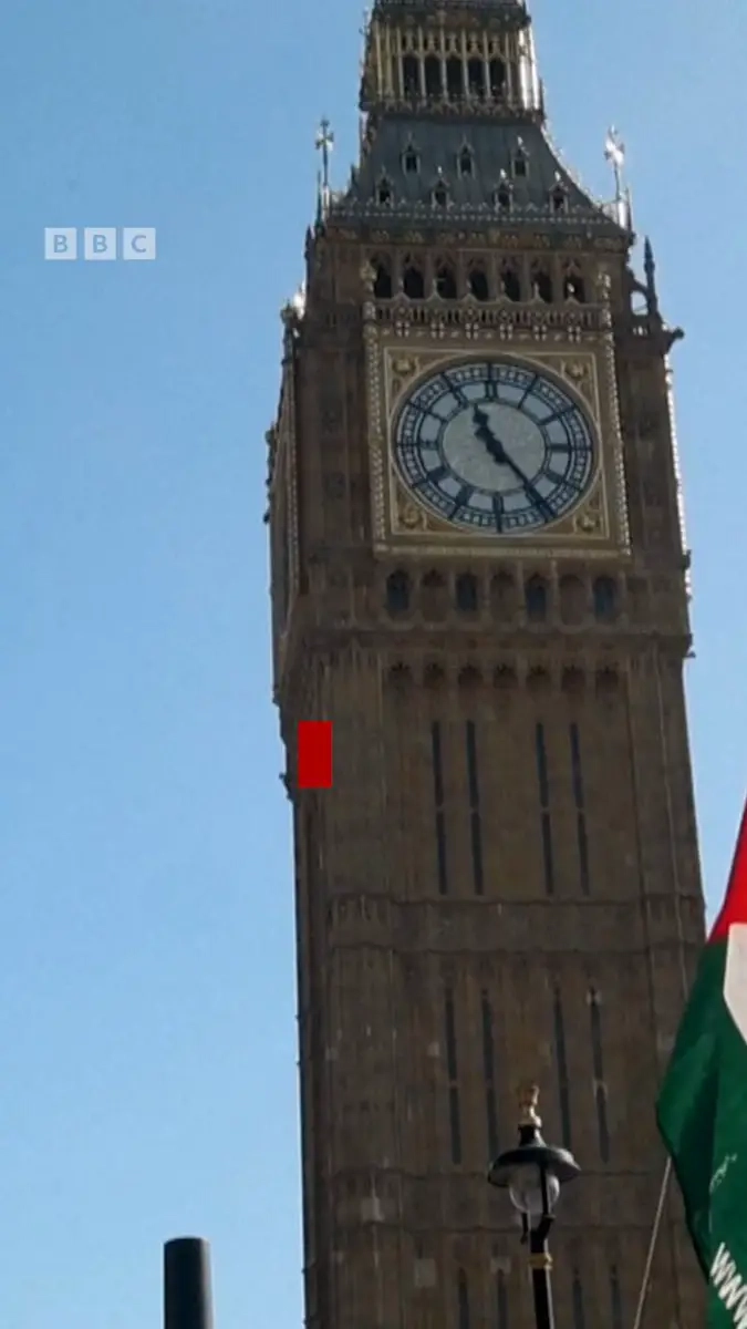 نزل رجل تسلق برج إليزابيث، الذي يضم ساعة بيغ بن الشهيرة بلندن، ولوح بالعلم الفلسطيني والكوفية بعد 16 ساعة