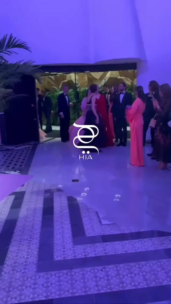 حصريًا مجلة هي ترافقكم إلى أرقى أجواء الفخامة والترفيه مع الحدث الأبرز في #موناكو حفل Bal de la Rose الخيري الذي أطلقته غريس كيلي أميرة موناكو عام ١٩٥٤ وتواصل إرثها ابنتها أميرة هانوفر كارولين. ينطلق الحفل في سبورتينغ مونتي كارلو تحت ديكورات أبدعها مصمم الأحذية الشهير #كريستيان_لوبوتان بعنوان غروب الشمس ويتميز الحفل الخيري في كل عام بديكوراته المبتكرة مثل حفلات مستوحاة من الديسكو، وبوليوود، وموسيقى العشرينيات وغيرها، وتعود أرباحه إلى الأعمال الخيرية مستقطبًا أشهر الشخصيات في موناكو ومن حول العالم.