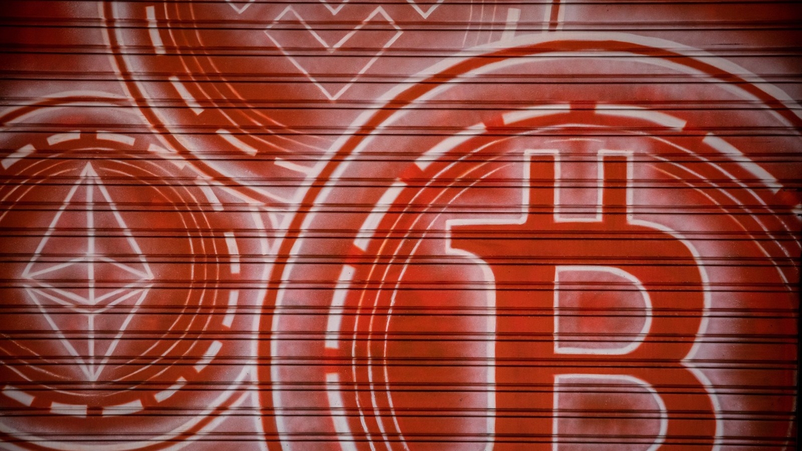 تأرجح سعر بتكوين وإيثريوم وموجة بيع تجتاح العملات المشفرة