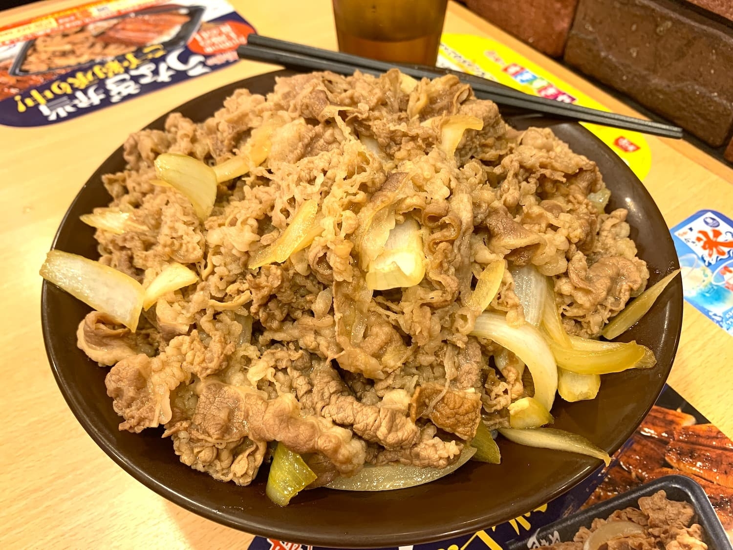 بسبب فأر وحشرة.. أكبر سلسلة مطاعم للحم البقر في اليابان تغلق معظم فروعها