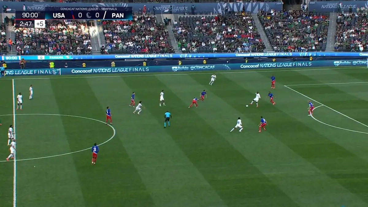 سيسيليو وترمان لاعب منتخب بنما يحتفل بطريقة جنونية رفقة تيري هنري بعد تسجيله هدفا قاتلا في مرمى الولايات المتحدة والعبور لنهائي بطولة الكونكاكاف – هنري كان حاضرا في الملعب لتحليل المباراة لقناة CBS Sports