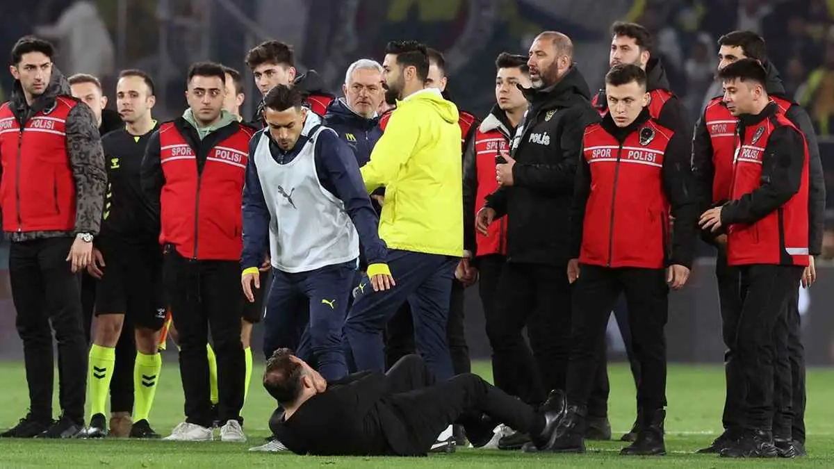 رسميا.. الاتحاد التركي يعلن عقوبة مورينيو بعد اعتدائه على مدرب غلطة سراي