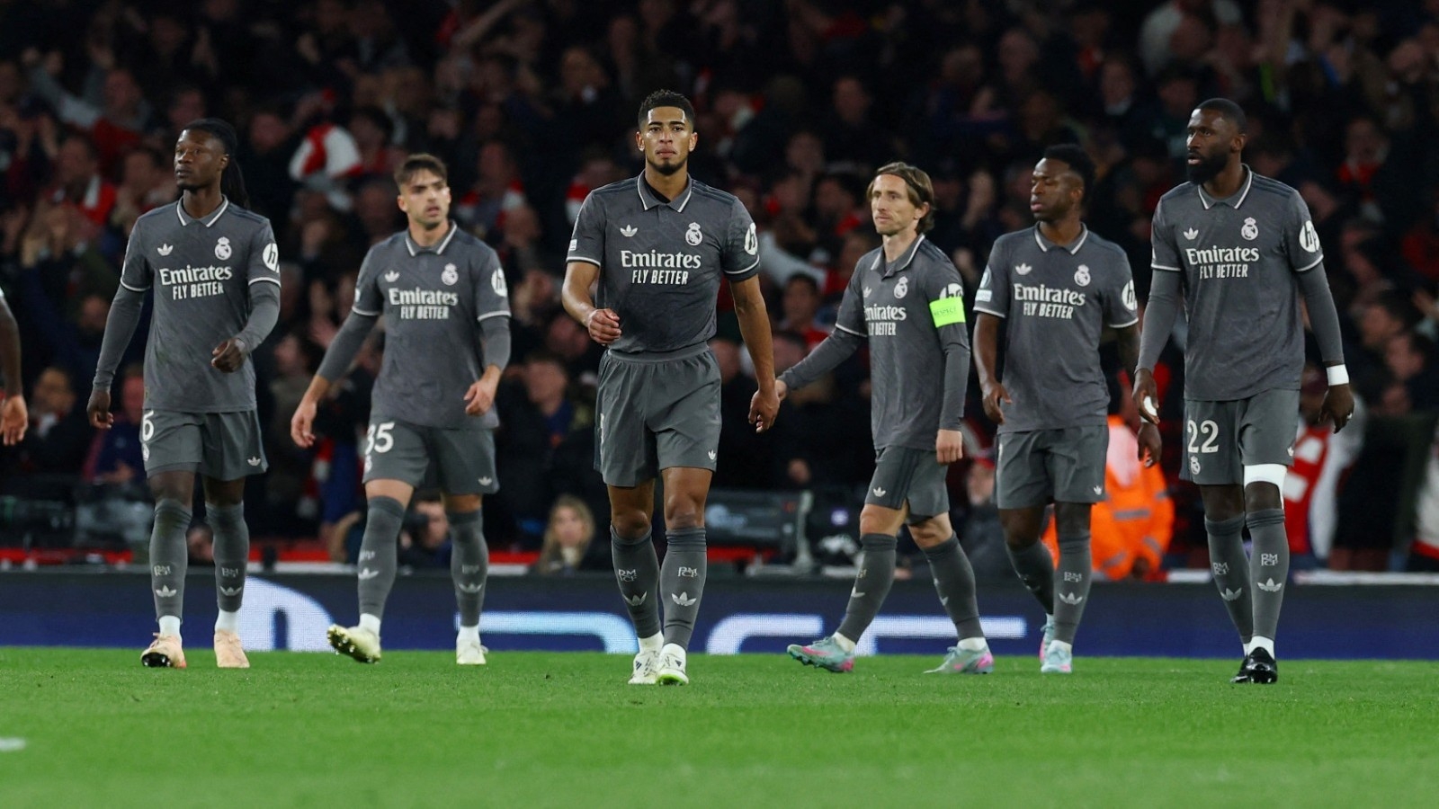 ماذا قال لاعبو ريال مدريد بغرفة الملابس عقب ثلاثية أرسنال؟