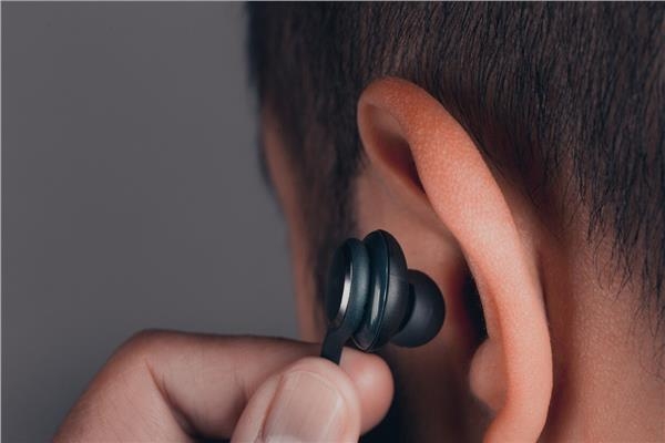 «الأيربودز».. مخاطر الاستخدام الخاطئ لسماعات الرأس والأذن #بوابة_أخبار_اليوم
