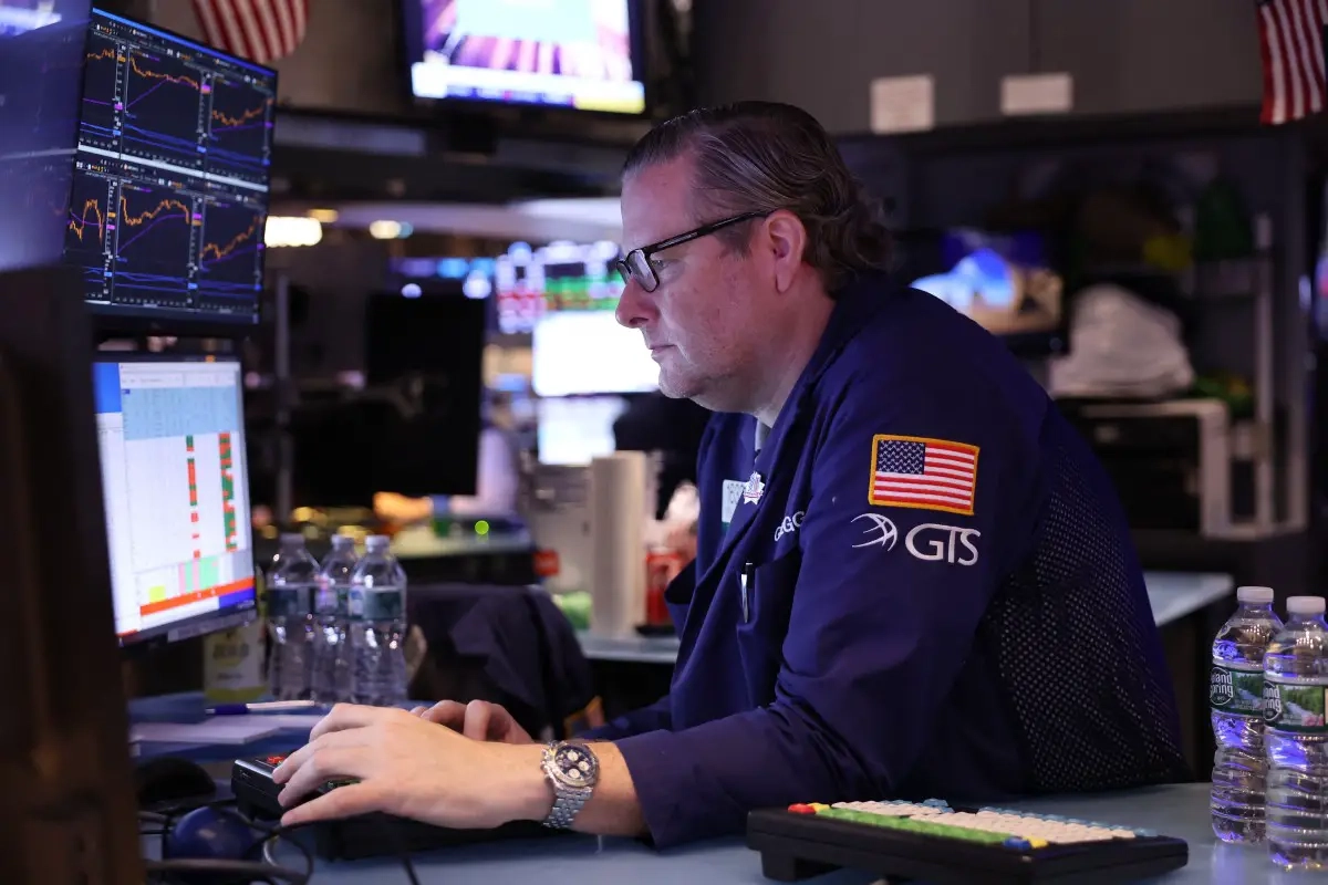 داو جونز ينخفض بأكثر من 400 نقطة.. وستاندرد آند بورز 500 يتراجع من أعلى مستوياته