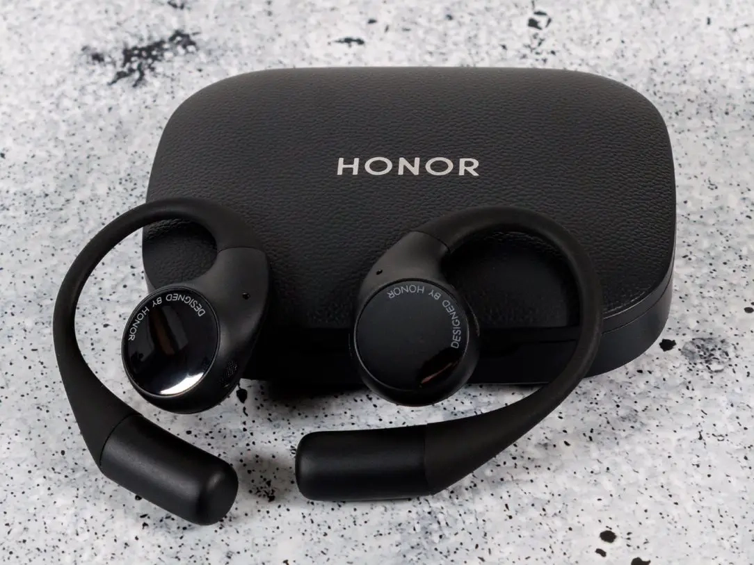 هونر تكشف عن سماعات Honor Earbuds Open بتصميم مستوحى من القمر في MWC 2025