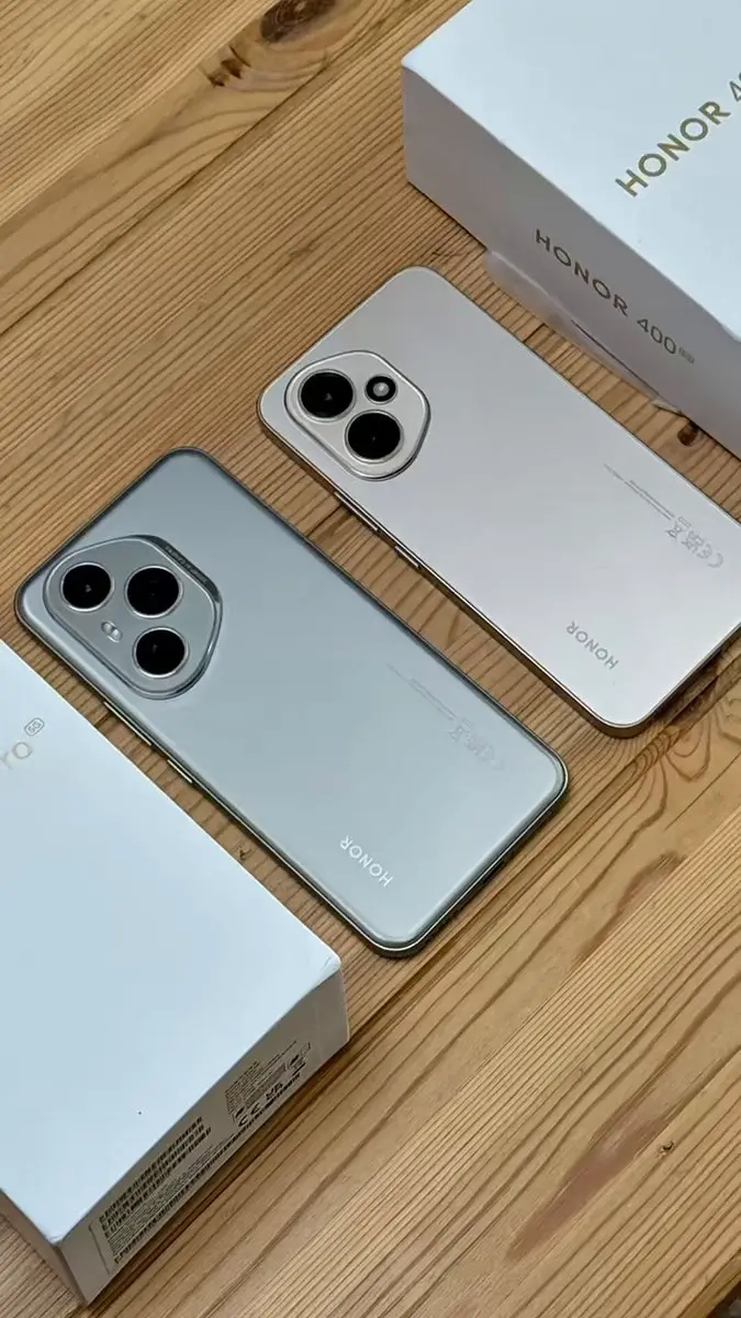 وش يجي مع جوال HONOR 400 و HONOR 400 Pro؟. الصراحة الصندوق متكامل من الآخر: دبوس الشريحة. كفر حماية جاهز. شاحن بقوة 100 واط. كيبل USB-C. لصقة حماية مركّبة مسبقًا على الشاشة. يعني من أول ما تفتح العلبة الجهاز جاهز للاستخدام مباشرة، بدون ما تحتاج تشتري شي إضافي