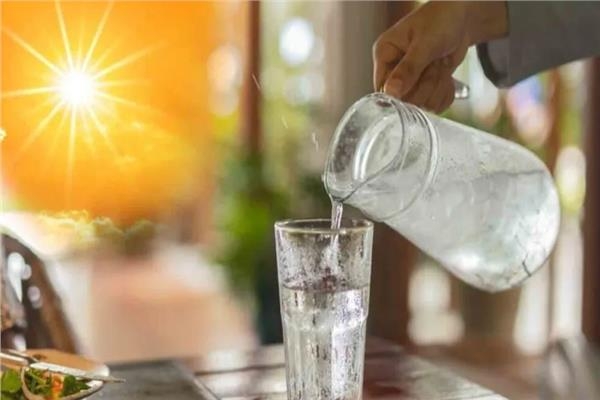 صيف 2025.. 5 مخاطر لشرب الماء البارد