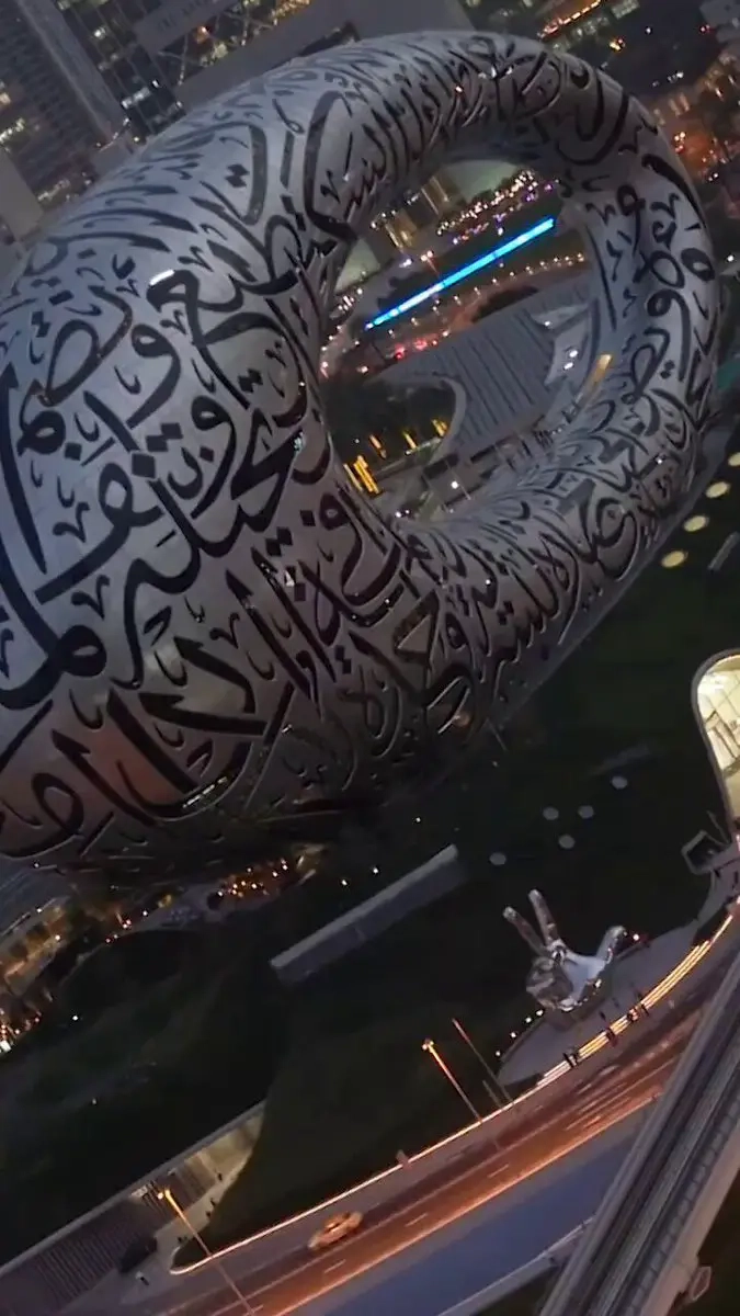 الإبداع لا يستبدل… والروح لا تبرمج'.. بهذه الكلمات لخص المشاركون والحضور رأيهم حول الفارق الجوهري بينهم وبين الذكاء الاصطناعي، خلال لقاءات خاصة مع سيدتي ضمن فعاليات أسبوع دبي للذكاء الاصطناعي.. ورغم التقدم التقني اللافت، أجمع كثيرون على أن الذكاء الاصطناعي قد ينجز المهام، لكنه لا يمكنه محاكاة المشاعر أو الإبداع البشري… وهو الرأي ذاته الذي شاركه معهم الذكاء الاصطناعي نفسه #أسبوع_دبي_للذكاء_الاصطناعي2025 DubaiFuture