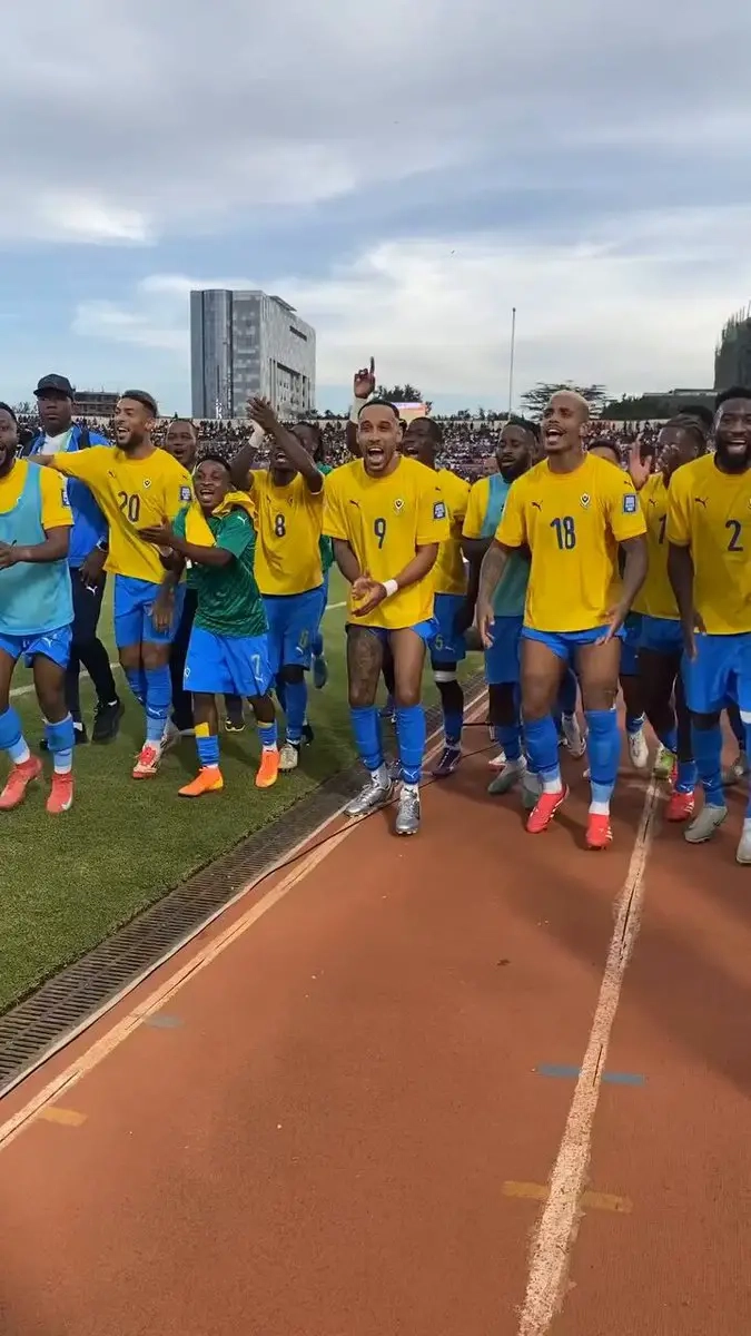 أوباميانج يقود احتفالات الجابون بعد الفوز الهام على كينيا 2-1 في التصفيات المؤهلة لكأس العالم 2026.. أوباميانج هو من سجل هدفي الجابون