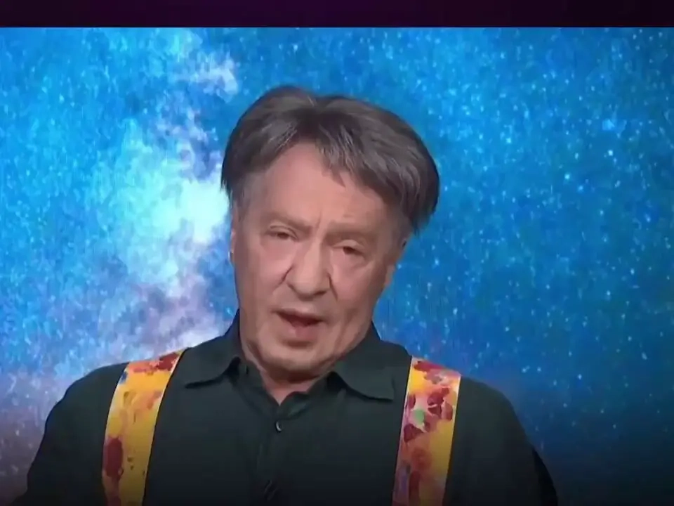 Ray kurzwil. يؤكد ان الانسان سيندمج مع الAI ومب شرط عن طريق عملية جرحاية، ومعد راح تعرف اي جزء منك هي الاله واي جزء هو انت بالفعل لاننا بنصير واحد.. هذا الرجل يعمل في AI منذ خمسين سنه وكل توقعاته السابقة بهذا المجال صدقت