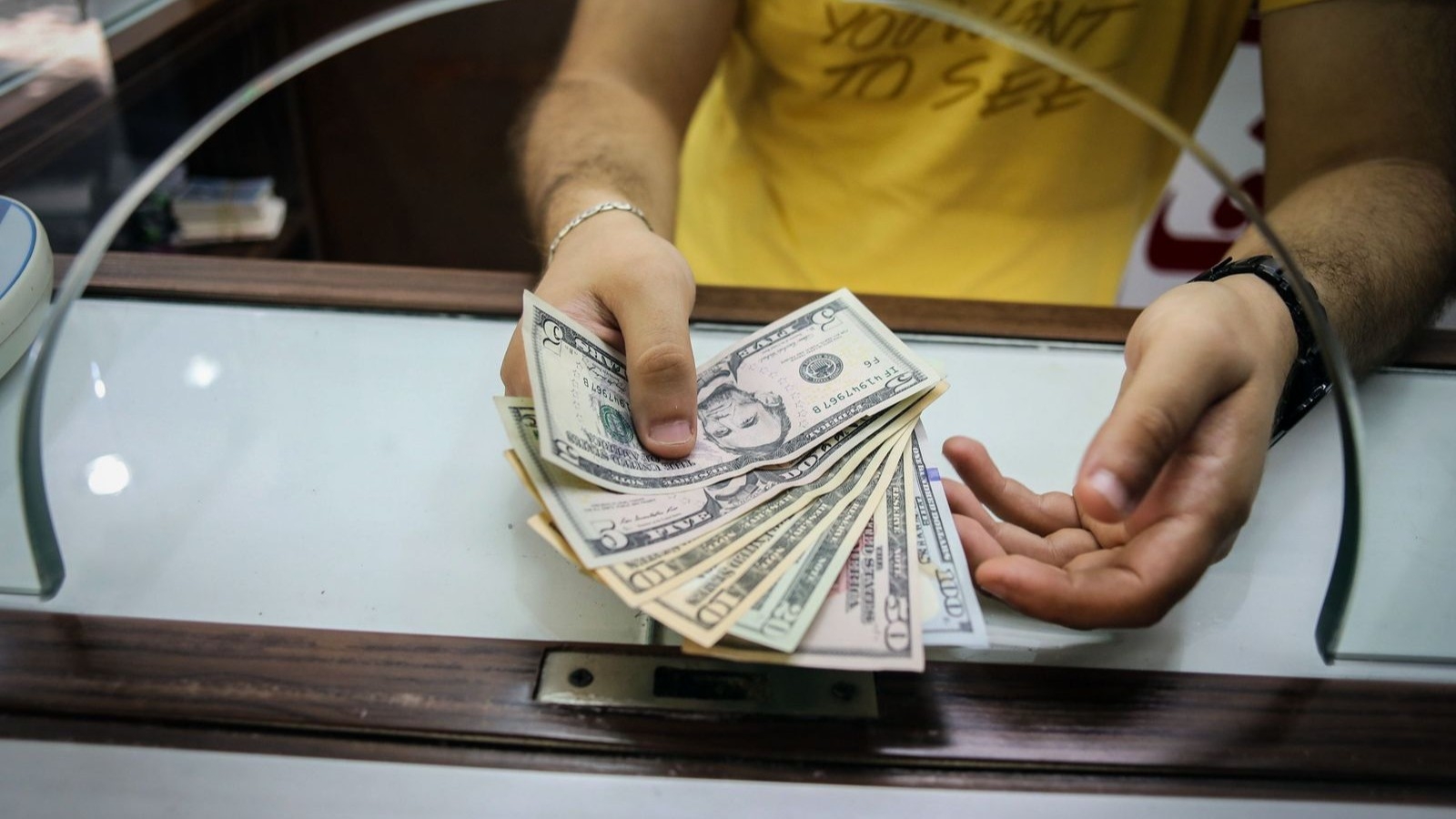 الدولار يهبط لأقل سعر في 6 أشهر ويفقد بريقه كملاذ آمن