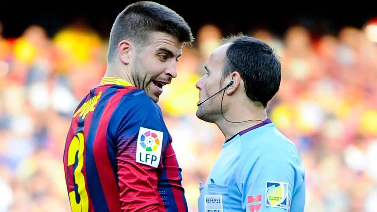 أشهر حكم إسباني يعترف بمنعه برشلونة من تحقيق لقب