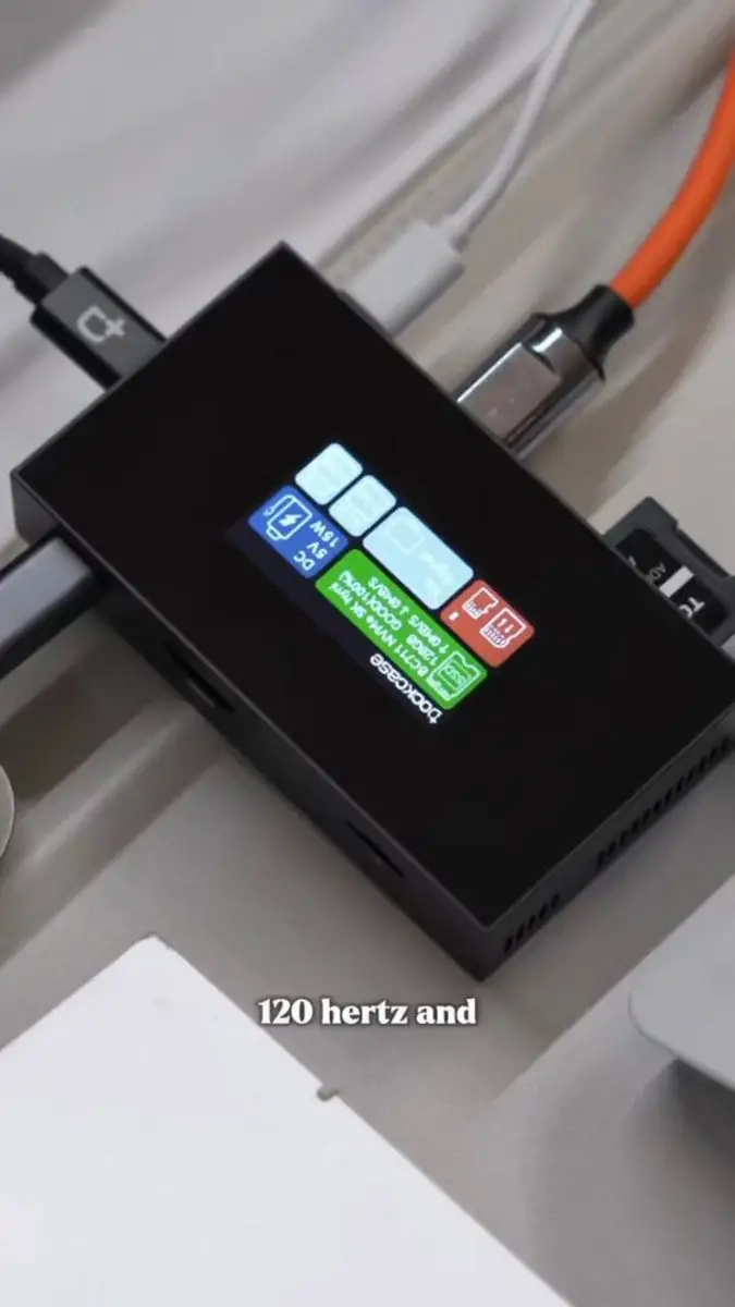 واحد من أعظم الاكسسوارات Dockcase Smart USB-C Hub 7-in-1 لكل أجهزتك حرفيّا وفيها مميزات بالهبل ! شاشة لمس معلوماتية تعطيك كل صغيرة وكبيرة.. يدعم أقصى سعة 2TB SSD (2230/2242) لتخزين كل ملفاتك المهمة.. منافذ للذاكرة من نوع UHS-II SD TF لسرعات نقل خارقة. منفذ HDMI يدعم 4K120Hz لتجربة بصرية فائقة الوضوح.. شحن سريع بقوة 100W PD لشحن أجهزتك مباشر.. منافذ USB-C و USB-A بسرعة 10Gbps لنقل البيانات في لمح البصر.. حماية مزدوجة للبيانات مع وضع القراءة فقط لمنع أي تعديل غير مقصود.. عرض حالة صحة ال SSD لتجنب أي مشاكل غير متوقعة.. مروحة تبريد قابلة للتعديل للحفاظ على الأداء المثالي.. المشروع: موقع المنتج: #تقنية